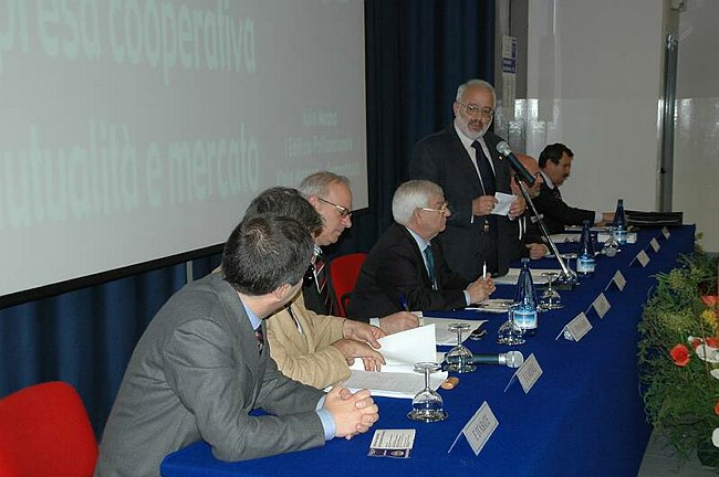 �L�impresa cooperativa tra mutualit� e mercato�