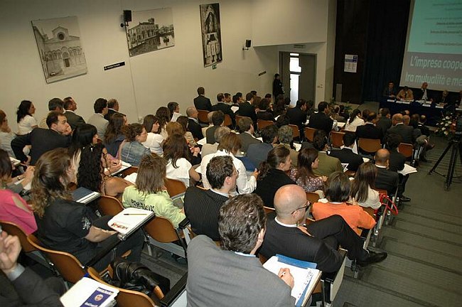 �L�impresa cooperativa tra mutualit� e mercato�