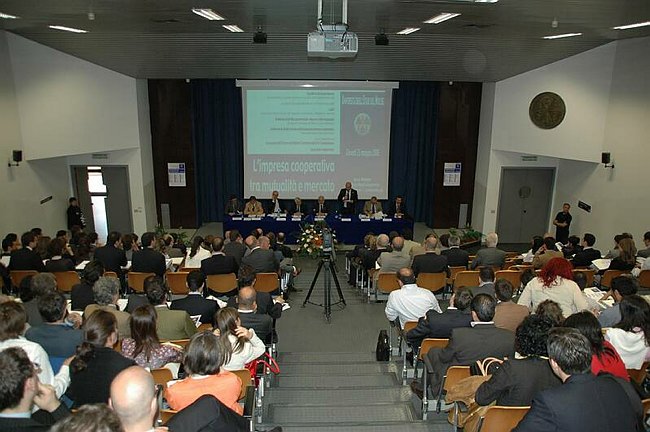 �L�impresa cooperativa tra mutualit� e mercato�