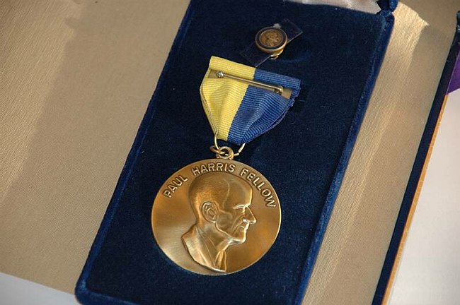 Paul Harris Fellow al Rettore Prof.Giovanni Cannata 