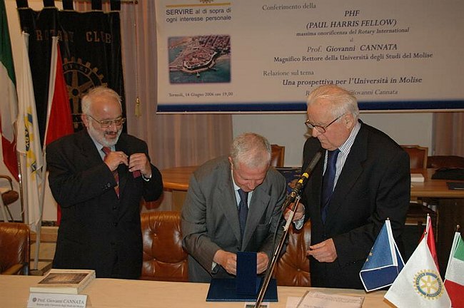 Paul Harris Fellow al Rettore Prof.Giovanni Cannata 
