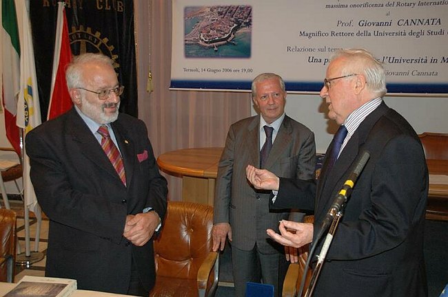 Paul Harris Fellow al Rettore Prof.Giovanni Cannata 