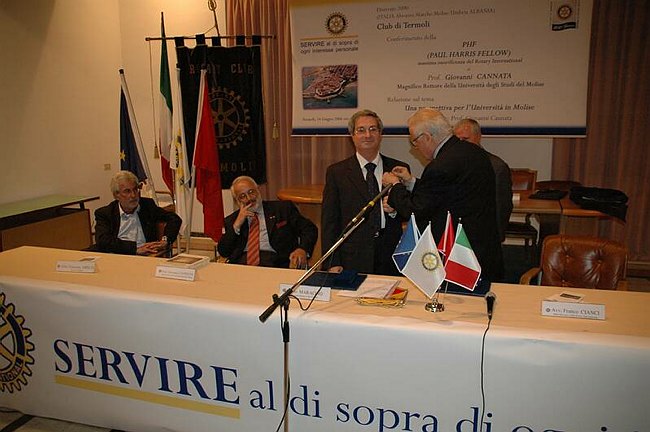 Paul Harris Fellow al Rettore Prof.Giovanni Cannata 